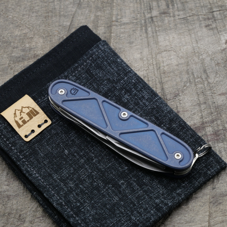 Preview: Li.JU MOD - TITAN - TRIANGLE - anodisiert used stonewashed - PIONEER-X - Titan Grade 5  (Ti 6AI 4V)  - 93mm